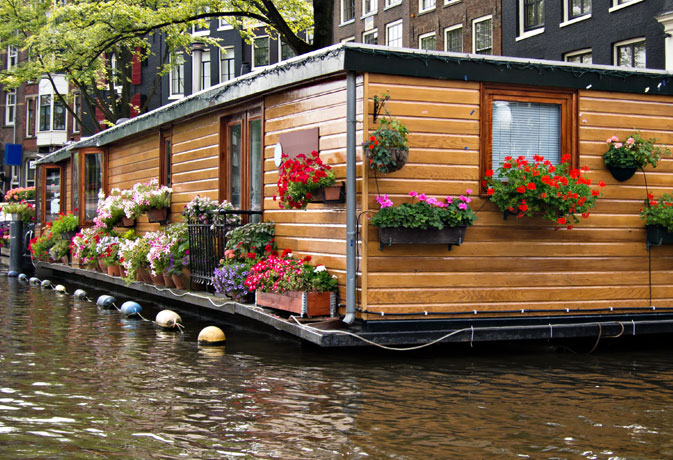 Casa flotante de madera en Amsterdam