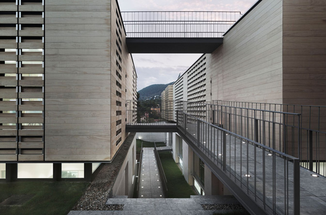 Oak House School. Fachada ventilada, madera sostenible Accoya®