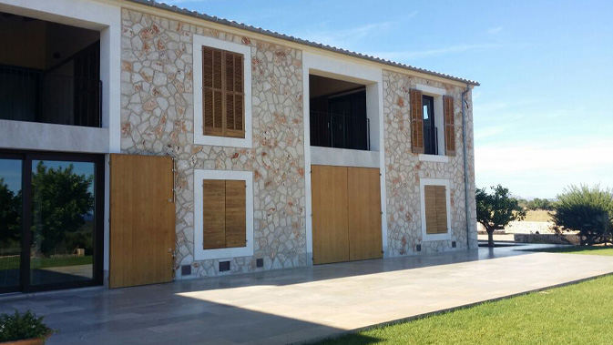 Vivienda en Manacor, puertas y ventanas madera acetilada Accoya