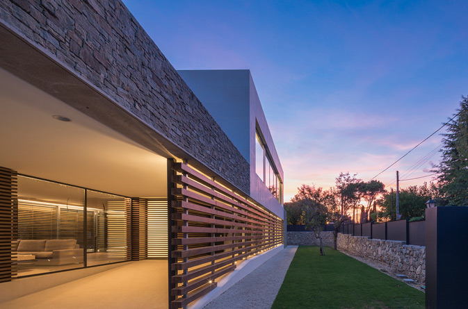 Vivienda en Luis Manzanique. Recubrimiento de fachada. Vigas laminadas de roble y perfiles horizontales de Accoya®