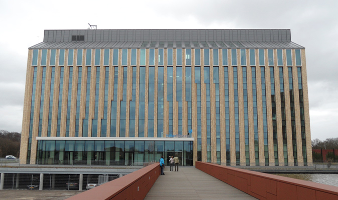 Marcado CE para uso estructural en las vigas laminadas de madera. Muro cortina en Volker Wessels, Netherlands