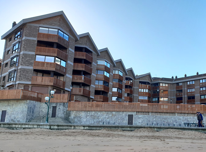 Renovación Terrazas Comunidad Muskaria, Zarautz. Producto Accoya®