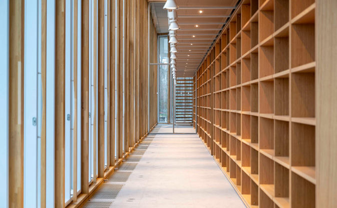 Aplicación muro cortina de madera en la nueva sede del colegio de abogados de París diseñada por Renzo Piano. Vista desde dentro. Construido con la viga laminada de roble VIGAM de Grupo Gámiz