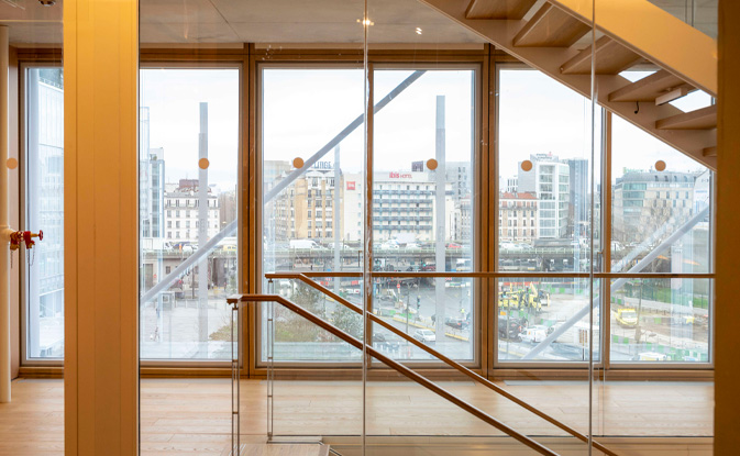 Detalle muro cortina de madera en la nueva sede del colegio de abogados de París diseñada por Renzo Piano. Vista desde dentro. Construido con la viga laminada de roble VIGAM de Grupo Gámiz