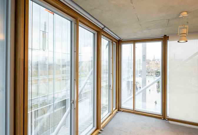 Detalle de la fachada con muro cortina de madera de la nueva sede The Maison de l’Ordre des Avocats diseñada por Renzo Piano. Construido con la viga laminada de roble VIGAM de Grupo Gámiz