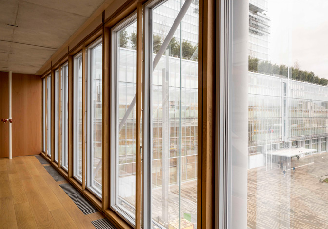 Detalle de la aplicación muro cortina de madera con vigas laminadas de roble en la nueva sede del colegio de abogados de París diseñada por Renzo Piano. Vista desde dentro. Construido con la viga laminada de roble VIGAM de Grupo Gámiz