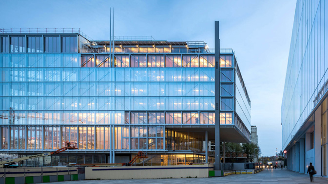 Fachada con muro cortina de madera de la nueva sede The Maison de l’Ordre des Avocats diseñada por Renzo Piano. Construido con la viga laminada de roble VIGAM de Grupo Gámiz | Arq: Estudio de Renzo Piano | Producto Grupo Gámiz: Viga laminada de roble – Muro Cortina | Foto vía ©L.Zylberman/Graphix-Images