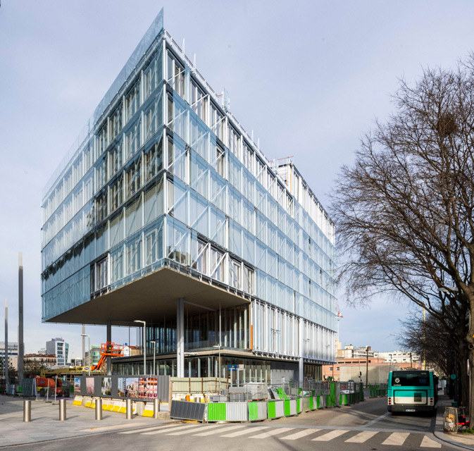 Fachada con muro cortina de madera de la nueva sede del colegio de abogados de París ModA diseñada por Renzo Piano. Construido con la viga laminada de roble VIGAM de Grupo Gámiz