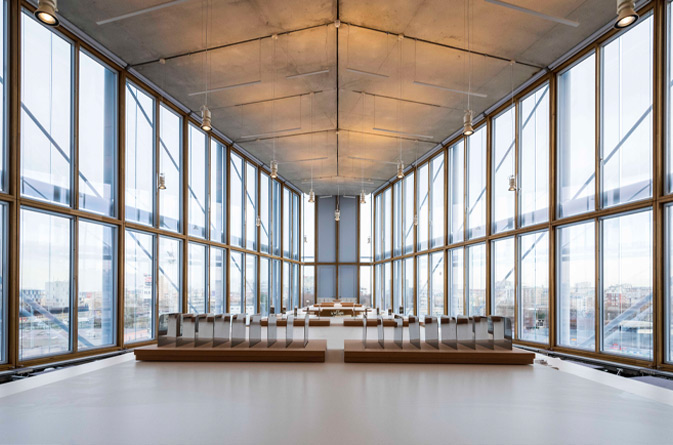 El muro cortina de madera en The Maison de l’Ordre des Avocats del arquitecto Renzo Piano, hace que esta fachada ligera sea algo bello, sostenible y funcional.