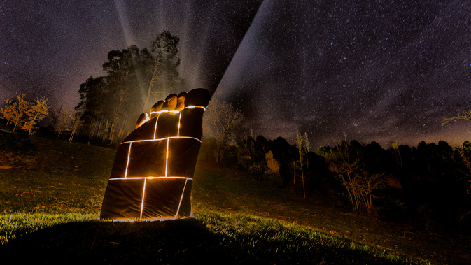 vista nocturna de la escultura con madera sostenible