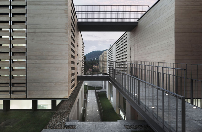 Oak House School. Fachada ventilaza – Piezas machihembradas Accoya®