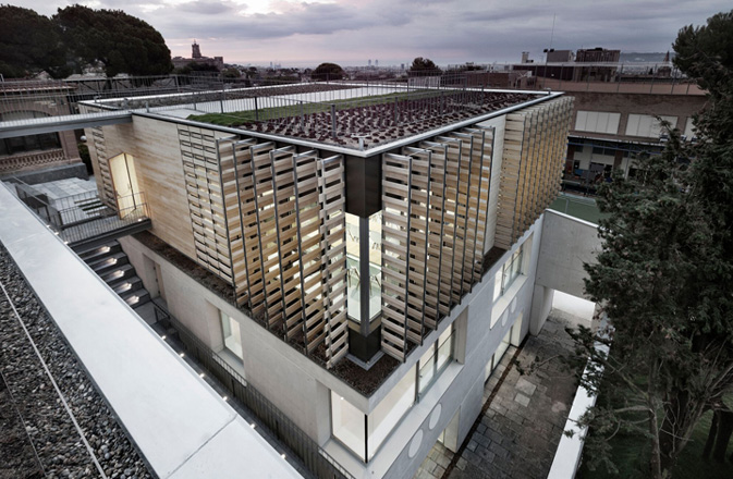 Oak House School. Fachada ventilaza – Piezas machihembradas Accoya® 