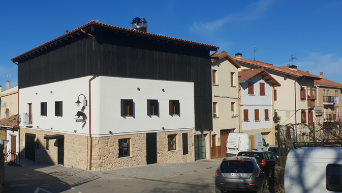 Fachada del restaurante Arrea con madera acetilada Accoya®