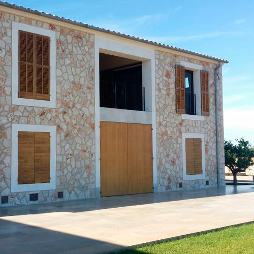 Accoya-centro-de-salud-Manacor-Puertas-y-ventanas