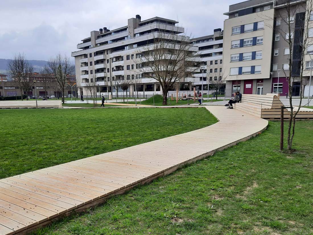 Proyectos ACCOYA, bancos y pasarela del parque Errotaritxuena (Durango)