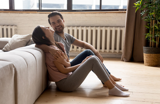 Dos personas en una casa de madera sonriendo